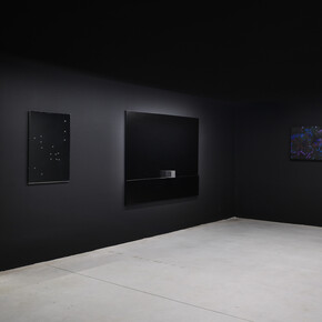 Artisti vari, #000000, veduta della mostra. Cortesia di Studio la Città