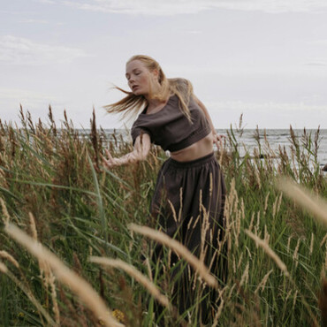 A harmonia entre forma e movimento é a essência da dança in natura, conectando o corpo humano à música da natureza