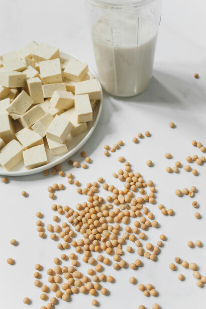 O tofu é rico em proteínas completas e nutrientes essenciais, sendo uma ótima opção para quem busca uma dieta saudável e balanceada