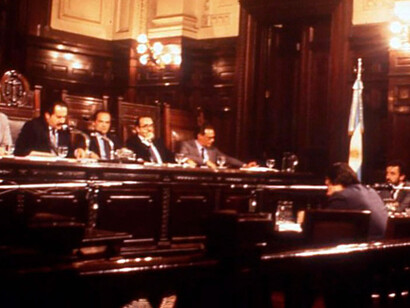 El Juicio a las Juntas fue un proceso judicial histórico en Argentina, iniciado en 1985 por orden del presidente Raúl Alfonsín, en el que se juzgó a los miembros de las juntas militares que gobernaron el país durante la dictadura cívico-militar (1976-1983)