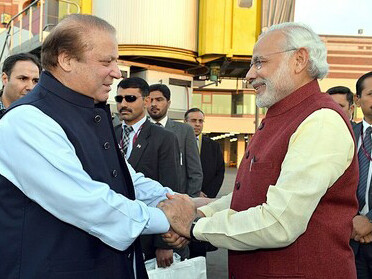 The Prime Minister, Shri Narendra Modi warmly received by the Prime Minister of Pakistan, Mr. Nawaz Sharif, at Lahore, Pakistan on December 25, 2015