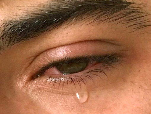 Victimismo: acercamiento a un ojo con lágrimas