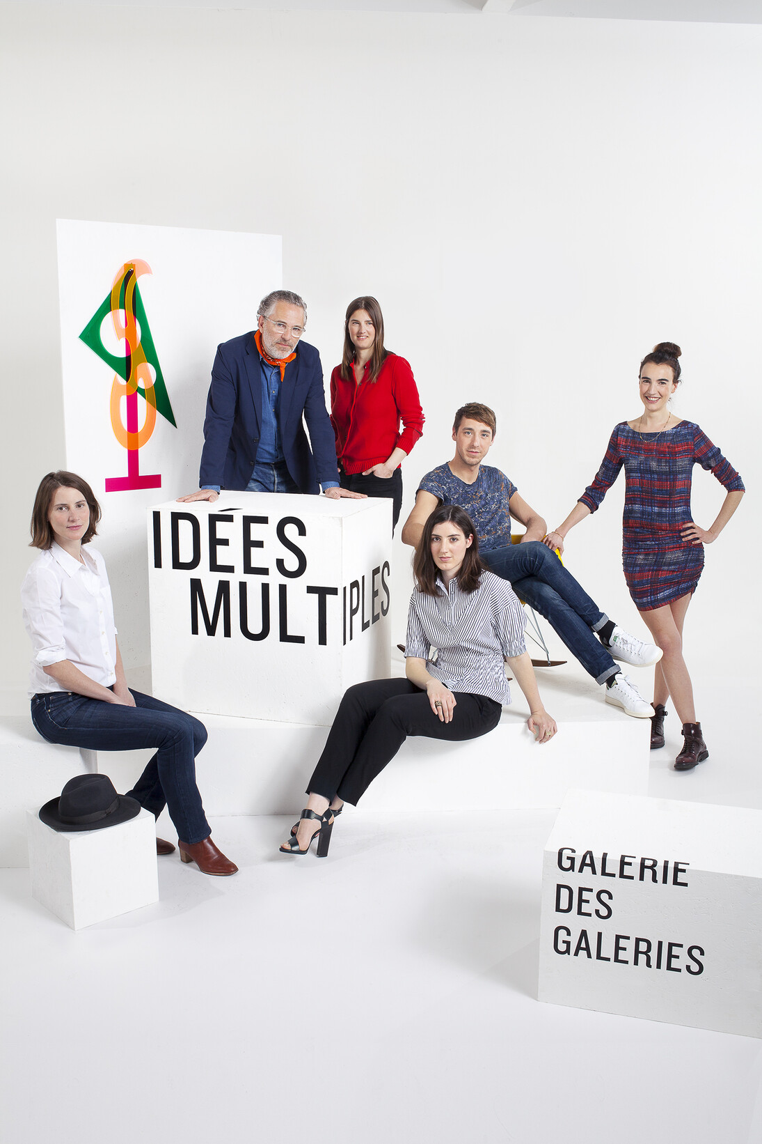 De gauche à droite : Elsa Janssen, Christophe Boutin, Mélanie Scarciglia, Victoire Simonney, Jean-Baptiste Charpenay-Limon, Pauline Marchetti. En arrière-plan Multiple « 3 Formes » d'Elvire Bonduelle. Courtesy: WEAREMB 