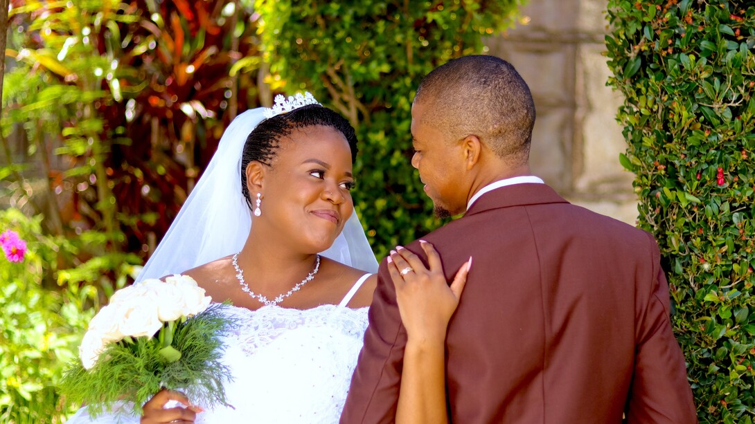 Marido e mulher se olham com amor após ceremonia de casamento tradicional