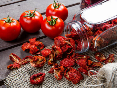 Fresh tomatoes and sun-dried organic tomatoes offer healthy snack options, highlighting the advantages of conventional drying methods