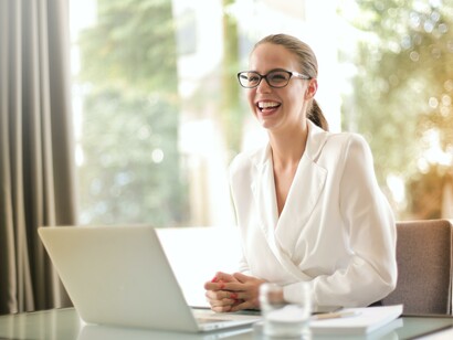 Mulher empreende em oficina