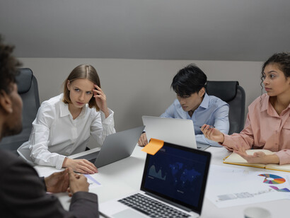 La culture du travail traditionnelle, fondée sur la hiérarchie et le contrôle, mine la créativité et la collaboration authentique