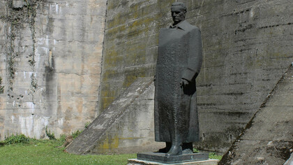  Josip Broz Tito (1892-1980), ehemaliger Präsident Jugoslawiens, war einer der Gründer der „Bewegung der Blockfreien Staaten“. Bild: Josip Broz Titos Statue in Užice (Region Zlatibor), Serbien, im ehemaligen Jugoslawien. Werk des Bildhauers Franjo Kršinić