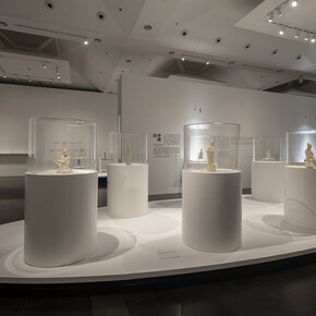 White and all China dehua ceramics exhibition, exhibition view. Courtesy of Tsinghua University Art Museum
