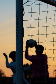 Jóvenes en un partido de fútbol durante el atardecer. ¿Debe existir una esfera intelectual en el mundo del deporte profesional?