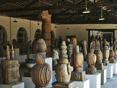 Galpões da Oficina Brennand com dezenas de peças expostas. © Oficina Brennand