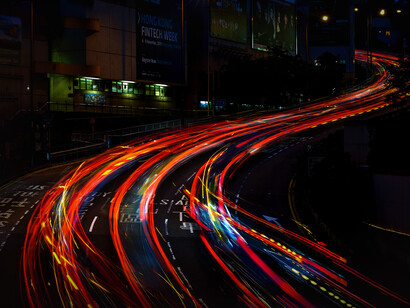 Luces de autos en la autopista de Hong Kong, China. Pensar bonito es un llamado a cambiar el ritmo, a darnos la oportunidad de volver a una forma de vida más simple y a la vez profunda
