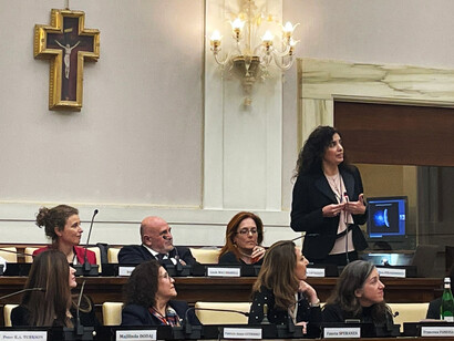 Silvia Piranomonti en el evento 'Mujer y Ciencia' en el aula Magna de la Pontificia Academia de las Ciencias en la Ciudad del Vaticano