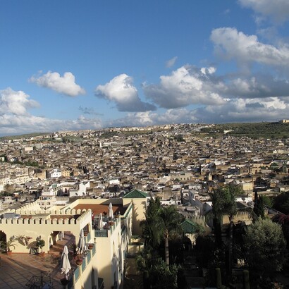 A Fez, la medina sfida ogni logica cartesiana: un labirinto di percorsi organici e spazi condivisi dove la forma emerge dal vissuto più che dal progetto, in una continua negoziazione tra geometria e vita. Una vista della Medina dal Palazzo Jamai, Fez, Marocco