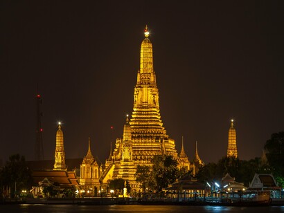 Templo Wat Arun, em Bangkok na Tailândia. Os templos tailandeses são o principal cartão postal do país, pois representam muito bem o respeito com a religião e a cultura tão única. A arquitetura desses templos é original em cada detalhe, desde os telhados em forma de ponta, enormes esculturas banhadas à ouro e muitas, muitas cores. Além disso, o contato com as tradições locais são o que tornam a experiência cada vez mais especial
