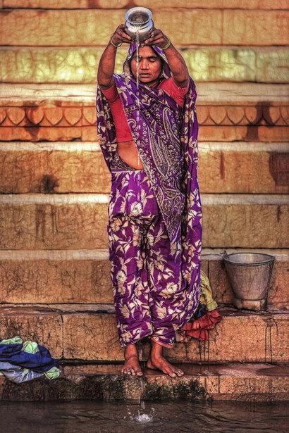 Varanasi, India. Donna che compie il rito mattutino sulla riva del Gange. Ph Sergio Pessolano
