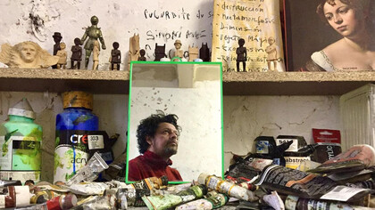 Kristian David creando en su atelier en Marsella, 2022