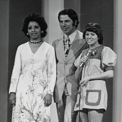 Com mais de 100 mil itens em seu acervo, o Museu da TV Brasileira proporciona uma viagem no tempo, destacando momentos icônicos da TV nacional e celebrando a evolução da comunicação no Brasil. Sílvio Santos no programa “1º Campeonato Brasileiro de Calouros e Cantores Novos”, 1972, TV Globo