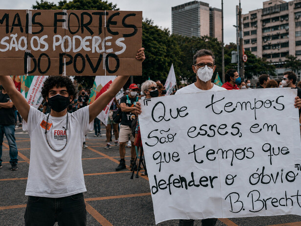 Protesto no Brasil reúne cidadãos com mensagens em defesa dos direitos democráticos e da ação coletiva. A frase "Mais fortes são os poderes do povo!" é um dos diálogos mais icônicos do cinema brasileiro, eternizada pelo cineasta Glauber Rocha. A icônica fala é o último grito do cangaceiro Corisco, interpretado por Othon Bastos, antes de morrer no clássico de 1964, "Deus e o Diabo na Terra do Sol". "Que tempos são estes, em que temos que defender o óbvio?" Essa profunda indagação reflete a frustração de ter que lutar por verdades básicas e consensos que deveriam ser evidentes. A frase é frequentemente atribuída ao dramaturgo e poeta alemão Bertolt Brecht. Defender o óbvio torna-se necessário em momentos de desinformação, polarização e retrocesso, onde valores essenciais de humanidade, ciência e ética precisam ser constantemente reafirmados. Para o autor do artigo, o fortalecimento da democracia tornou-se uma questão central num cenário marcado pela ascensão da extrema-direita