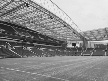 Estádio do Dragão no Porto, Portugal. Primeiramente, a revisão do modelo de repartição das receitas das apostas desportivas e/ou televisivas, deste modo, os três grandes, FC Porto, SL Benfica e Sporting CP não “sugariam” estas receitas, outro aspeto que devia ser corrigido seria a diminuição de IVA, atualmente a 23% - taxa normal nos bilhetes sendo consideradas, por exemplo um espetáculo cultural, a taxa reduzida - 6%



