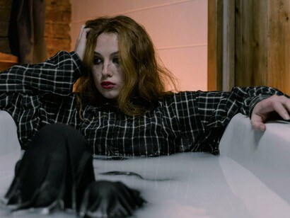 As salas de aulas podem ser espaços de monólogos e de diálogos. As conversas cotidianas com amigos, familiares ou desconhecidos também. Monólogos podem instigar a solidão. Já, os diálogos podem ser um poderoso antidoto a esse indesejado sentimento