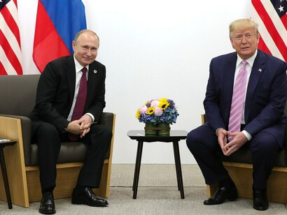 Vladimir Putin e Donald Trump em conferência internacional