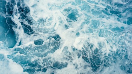 How the water waves meet the water-loving surfaces and dance as they crash