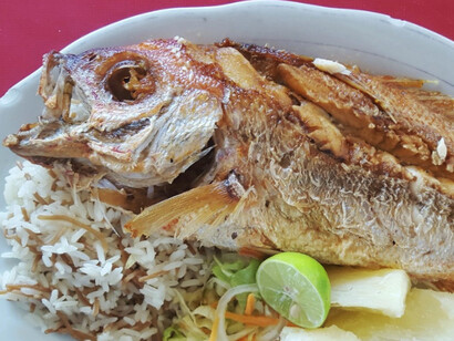 Pescado entero frito al estilo colombiano, un plato muy popular en la costa colombiana. Lo probé cuando estuve en Santa Marta y Cartagena, a pesar de tenerle una fobia terrible a las espinas en el plato. Algunos de los pescados más populares en Colombia que se usan para preparar este plato son el pargo rojo, la mojarra y la tilapia.