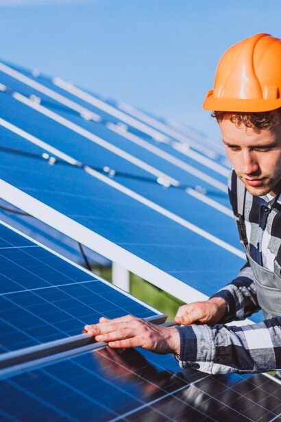 Il fotovoltaico permette di sfruttare l'energia solare in modo decentralizzato, migliorando l'autosufficienza energetica delle comunità locali