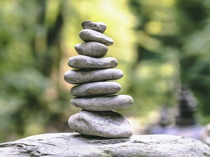 Esses pensamentos aleatórios são como "janelas pop-up" que aparecem sem aviso. Eles podem ser lembranças, preocupações, ideias ou até mesmo fragmentos de informações que consumimos recentemente. O problema é que, sem um filtro adequado, esses pensamentos competem pela nossa atenção, tornando difícil focar no que realmente importa