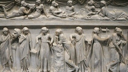 "Sarcófago das Musas", representando as nove Musas da mitologia grega, divindades associadas às artes e ciências. Elas eram filhas de Zeus e Mnemosine e cada uma delas era responsável por uma área específica do conhecimento humano e seus atributos. Escultura em mármore, da primeira metade do século II d.C., encontrado na Via Ostiense. Na Grécia Antiga, o termo “mouseion” (de onde deriva a palavra “museu”) era utilizado para designar um lugar dedicado às musas — divindades inspiradoras das artes e das ciências