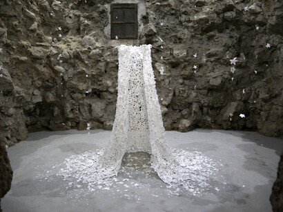 Il mantello della regina delle nevi, 2014. Carta, perline, filo metallico, dimensioni variabili (h. 200 cm circa). Ph. Piier.  Coutersy Galleria Continua, San Gimignano / Beijing / Les Moulins 