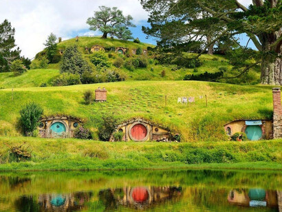 Sencillas y bonitas casas hobbit, cuidadas con la paciencia y perseverancia de su raza. Ojalá vivir como ellos