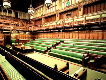 Interior de la Cámara de los Comunes en el Parlamento británico