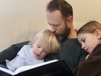 Ella se ha ido con el otro, de viaje, solos. Al final lo han conseguido. Padre leyendo un libro con sus hijas