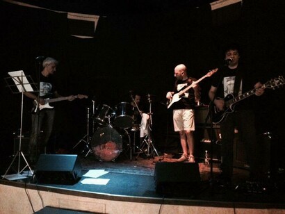 Riccardo Dugini alla chitarra, Alessandro Pagani alla batteria, Massimiliano Zatini al basso, Luca Petrarchi alla chitarra (live al Caffè Decò Firenze)