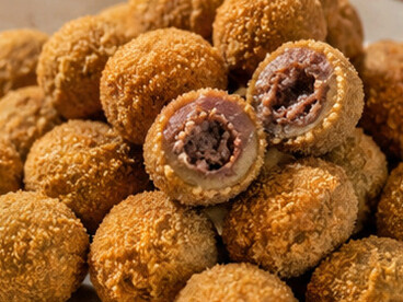 Olive all'Ascolana. Il simbolo dello street food marchigiano, dove l'oliva verde incontra un ricco ripieno di carne in una croccante panatura dorata