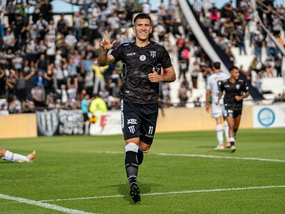 Jogo de futebol. Ao permitir e incorporar os estrangeiros em sua estrutura, transformando inclusive em associações empresariais privadas, o futebol brasileiro começou a sair da comodidade cultural tradicional daquela sociedade, que reflete-se também nas atividades políticas, econômicas e privadas daquela nação. Acostumada com um império controlador, protetor de setores e nichos especiais, controlador e inibidor da iniciativa e criatividade popular, demonstra características patriarcais, ou também matriarcais, dependendo do contexto. O eterno cidadão infantil, não cresce e não progride continuamente