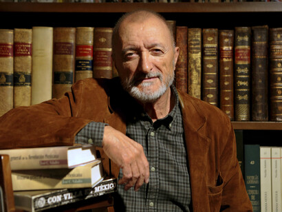 Pérez-Reverte critica que las editoriales privilegien a figuras mediáticas por encima de escritores genuinos, guiándose exclusivamente por criterios comerciales