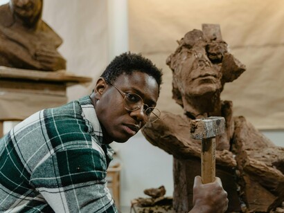 A primeira tentativa de criação foi o homem de lama. Esse ser foi moldado com barro, refletindo o desejo dos deuses de materializar vida a partir da matéria da terra. No entanto, o homem de lama não teve sucesso