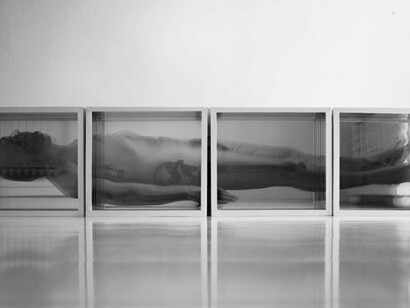 Giancarlo Marcali, Uomo morente, 2013, installazione - scatole specchio, radiografie, immagini, cm 180x37x12