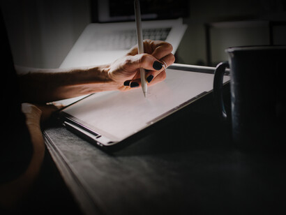 Es optativo tildar el adverbio 'solo' en contextos donde, a juicio del que escribe, su uso conlleve riesgo de ambigüedad