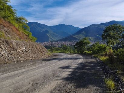 El acceso a la ciudad de Quillabamba, Perú se realiza a través de una ruta escénica que atraviesa diversos paisajes, desde la puna hasta la selva