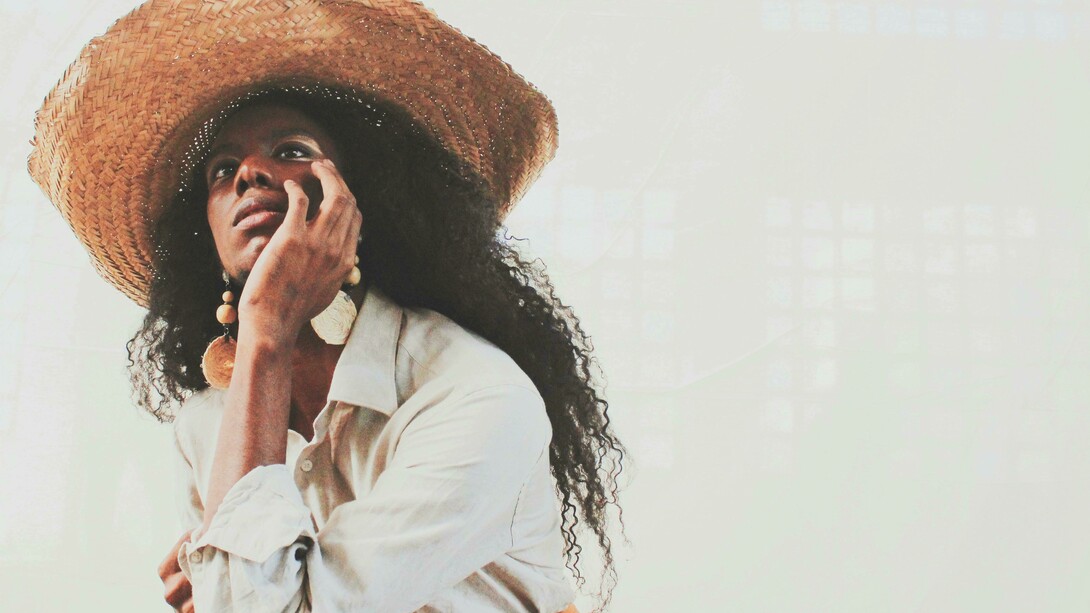 Em 2026, a moda sustentável é, acima de tudo, um exercício de responsabilidade colectiva. Não se trata de alcançar a perfeição, mas de assumir compromissos reais, progressivos e mensuráveis, tanto por parte das marcas como dos consumidores. A sustentabilidade deixa de ser entendida como um ponto de chegada e passa a ser encarada como um processo contínuo de aprendizagem, adaptação e melhoria