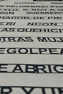 Instalación con frases de Rosario Castellanos en la Universidad Autónoma de Aguascalientes, México