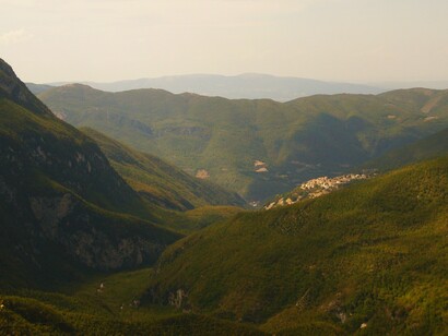 Il borgo di Caso incastonato tra i monti