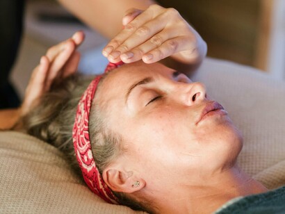 Mulher recebe Reiki. Quanto mais elevada a bioenergia, mais saudável está a pessoa. Para os japoneses é Ki, os chineses chamam esta energia de Qi ou Chi; os hindus, de Prana; os gregos, de Pneuma e assim, entre outras