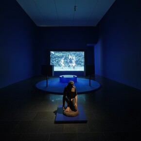Carlos Motta, Plegarias de resistencia, vista de exhibición. Cortesía del Museu d'Art Contemporani de Barcelona