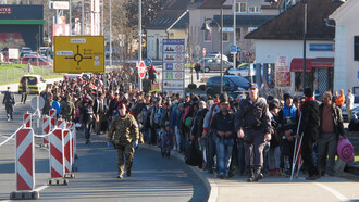 L'armée slovène accompagne les réfugiés jusqu'au poste-frontière international de Gornja Radgona, le 13 novembre 2015. Photo de Borut Podgoršek