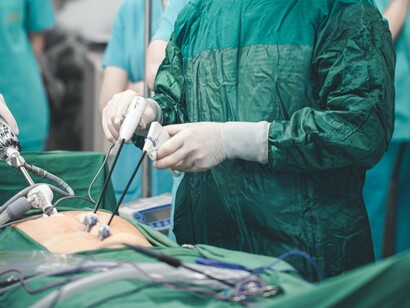 Cirurgia feita por laparoscopia. Há ainda avanços promissores no uso de robôs autônomos para tarefas mais simples, sempre com supervisão médica. Essa automação pode ajudar a aliviar a carga dos profissionais e viabilizar procedimentos sofisticados em regiões onde o acesso é limitado